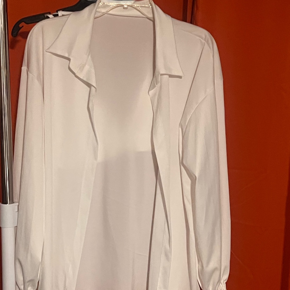 3pc set features Elegant White Women's Blazer,Bra top and shorts (New)